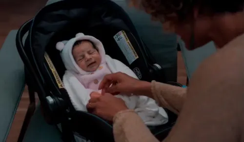 
					'Três Graças': Lena comete erro e Joélly surta ao ouvir filha
				
				