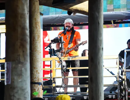 
					Trio de Bell Marques quebra, é substituído e atrasa saída do Camaleão
				
				
