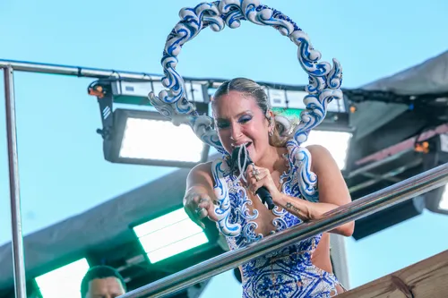 
					Claudia Leitte aposta em look inspirado em azulejos para Largadinho
				
				