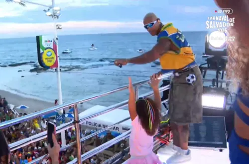 
					Léo Santana mostra reação de Liz com público no trio: 'Te amam muito'
				
				