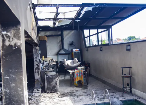 
					Veja como ficou a casa dos pais de MC Gui após incêndio
				
				