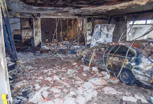 
					Veja como ficou a casa dos pais de MC Gui após incêndio
				
				