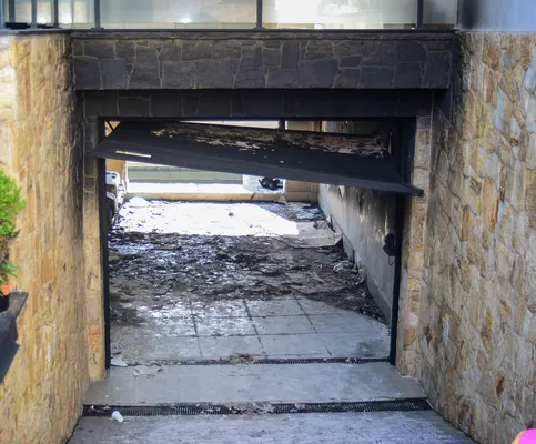 
					Veja como ficou a casa dos pais de MC Gui após incêndio
				
				