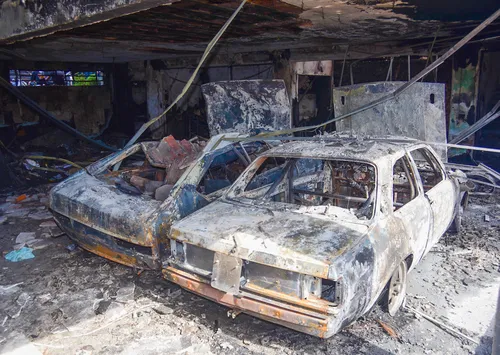 
					Veja como ficou a casa dos pais de MC Gui após incêndio
				
				