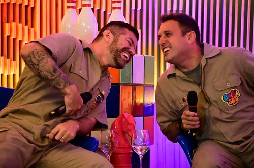 
					Victor Sarro e Rodrigo Capella se beijam em lançamento do Comédia SBT
				
				