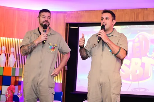 
					Victor Sarro e Rodrigo Capella se beijam em lançamento do Comédia SBT
				
				