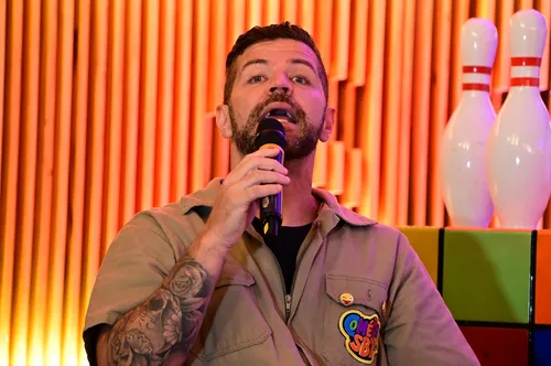 
					Victor Sarro e Rodrigo Capella se beijam em lançamento do Comédia SBT
				
				