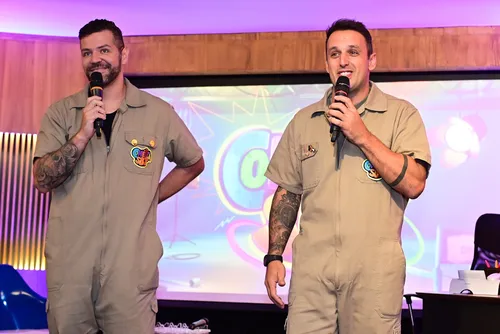 
					Victor Sarro e Rodrigo Capella se beijam em lançamento do Comédia SBT
				
				