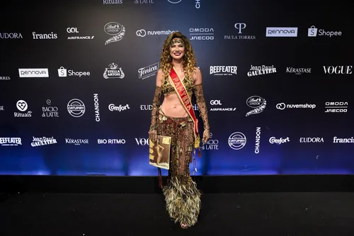 
					Virginia deixa Baile da Vogue mais cedo após perrengue; veja looks
				
				