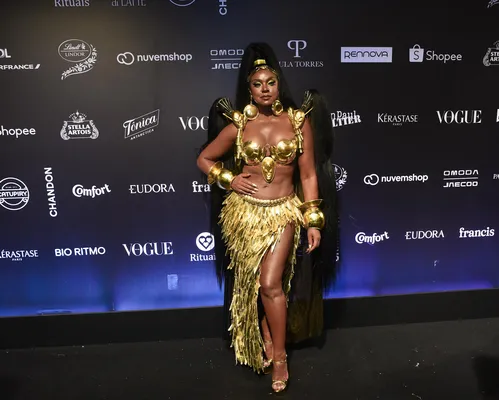 
					Virginia deixa Baile da Vogue mais cedo após perrengue; veja looks
				
				