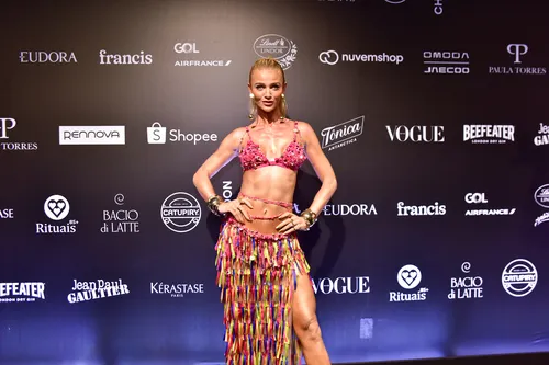 
					Virginia deixa Baile da Vogue mais cedo após perrengue; veja looks
				
				