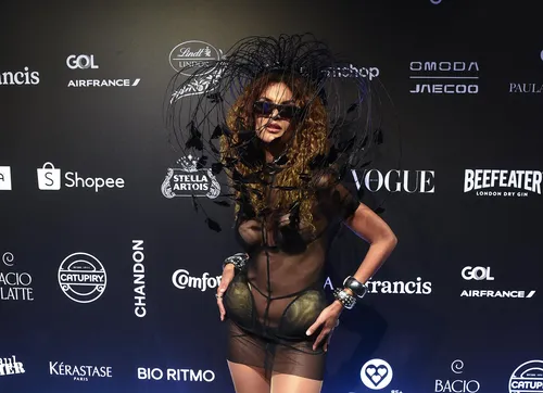 
					Virginia deixa Baile da Vogue mais cedo após perrengue; veja looks
				
				