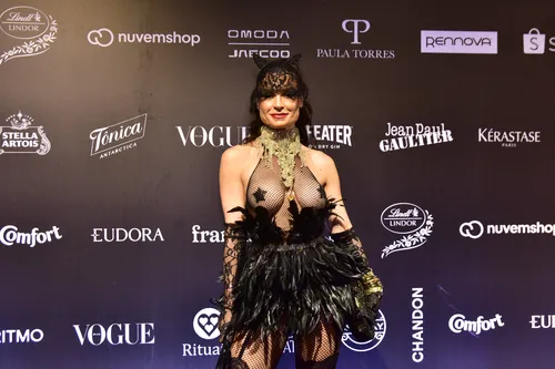 
					Virginia deixa Baile da Vogue mais cedo após perrengue; veja looks
				
				