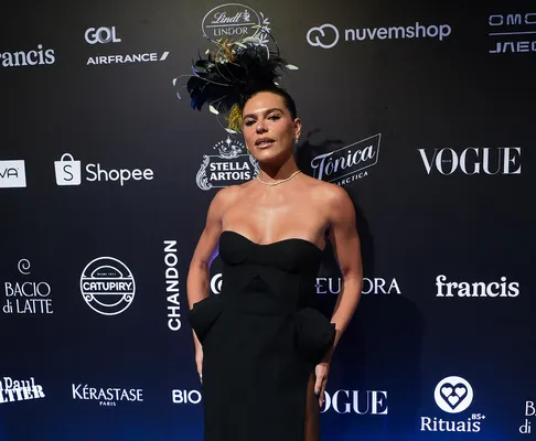 
					Virginia deixa Baile da Vogue mais cedo após perrengue; veja looks
				
				