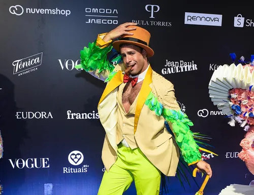 
					Virginia deixa Baile da Vogue mais cedo após perrengue; veja looks
				
				