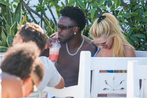 
					Virginia e Vini Jr beijam muito em praia do RJ após reconciliação
				
				