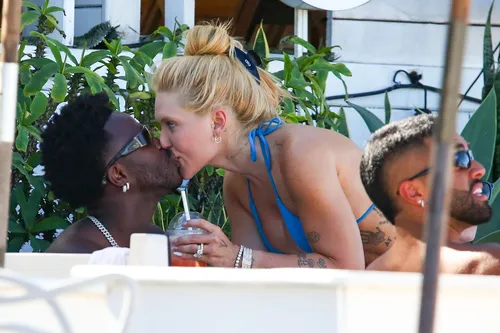 
					Virginia e Vini Jr beijam muito em praia do RJ após reconciliação
				
				