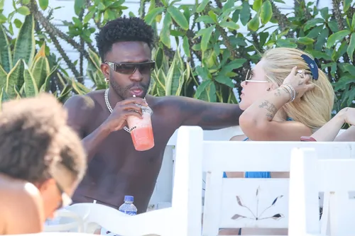 
					Virginia e Vini Jr beijam muito em praia do RJ após reconciliação
				
				