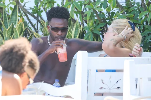 
					Virginia e Vini Jr beijam muito em praia do RJ após reconciliação
				
				