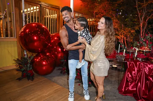 
					Viviane Araújo comemora 51 anos com marido gato e presença inesperada
				
				