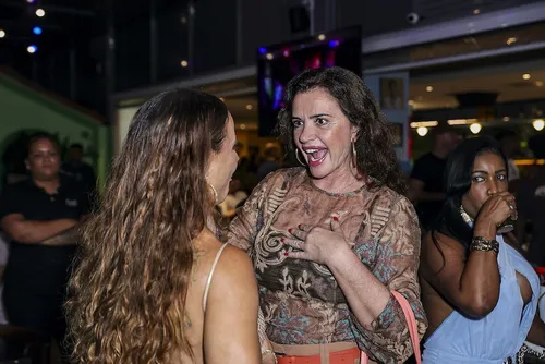 
					Viviane Araújo comemora 51 anos com marido gato e presença inesperada
				
				