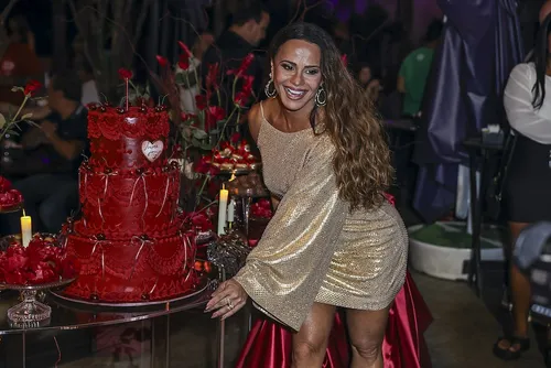 
					Viviane Araújo comemora 51 anos com marido gato e presença inesperada
				
				