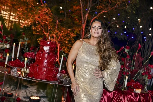 
					Viviane Araújo comemora 51 anos com marido gato e presença inesperada
				
				
