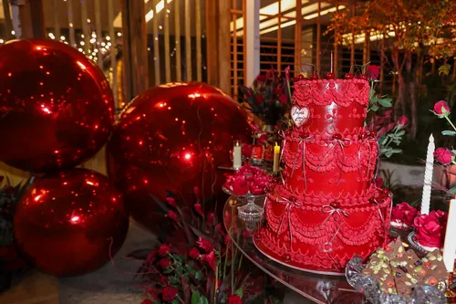 
					Viviane Araújo comemora 51 anos com marido gato e presença inesperada
				
				