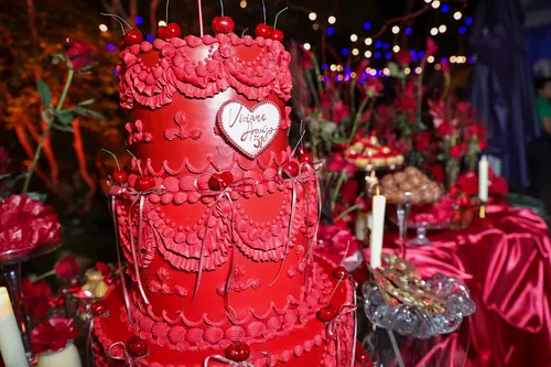 
					Viviane Araújo comemora 51 anos com marido gato e presença inesperada
				
				