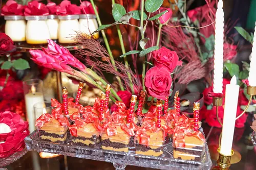 
					Viviane Araújo comemora 51 anos com marido gato e presença inesperada
				
				