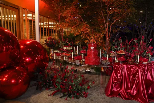 
					Viviane Araújo comemora 51 anos com marido gato e presença inesperada
				
				