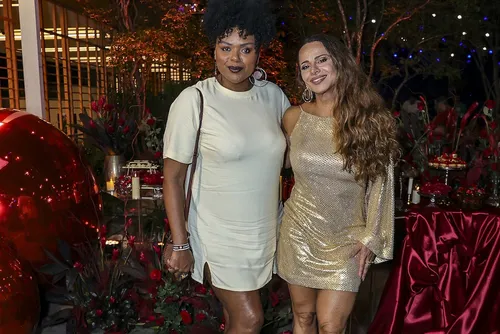 
					Viviane Araújo comemora 51 anos com marido gato e presença inesperada
				
				