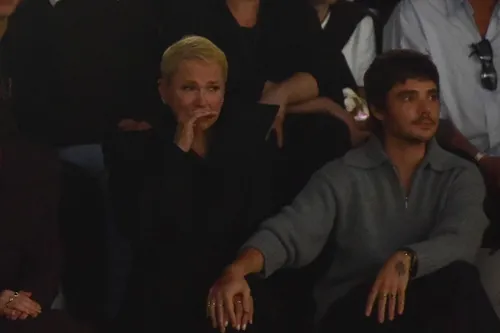 
					Xuxa e Bruna Marquezine choram em desfile de Sasha Meneghel; FOTOS
				
				