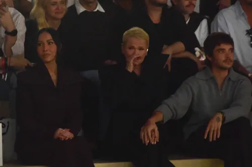 
					Xuxa e Bruna Marquezine choram em desfile de Sasha Meneghel; FOTOS
				
				