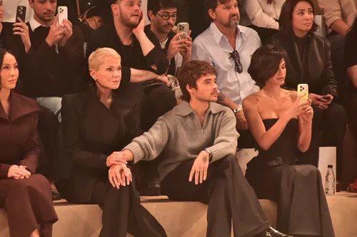 
					Xuxa e Bruna Marquezine choram em desfile de Sasha Meneghel; FOTOS
				
				