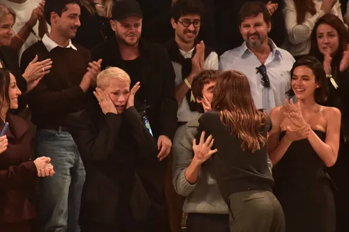 
					Xuxa e Bruna Marquezine choram em desfile de Sasha Meneghel; FOTOS
				
				