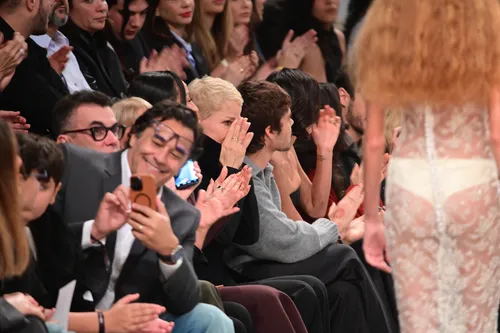 
					Xuxa e Bruna Marquezine choram em desfile de Sasha Meneghel; FOTOS
				
				