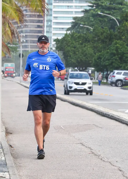 
					Alex Escobar retoma rotina de treinos após mal-estar ao vivo
				
				