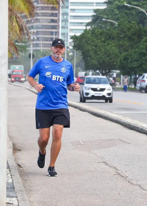 
					Alex Escobar retoma rotina de treinos após mal-estar ao vivo
				
				