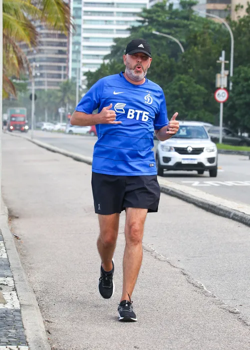 
					Alex Escobar retoma rotina de treinos após mal-estar ao vivo
				
				