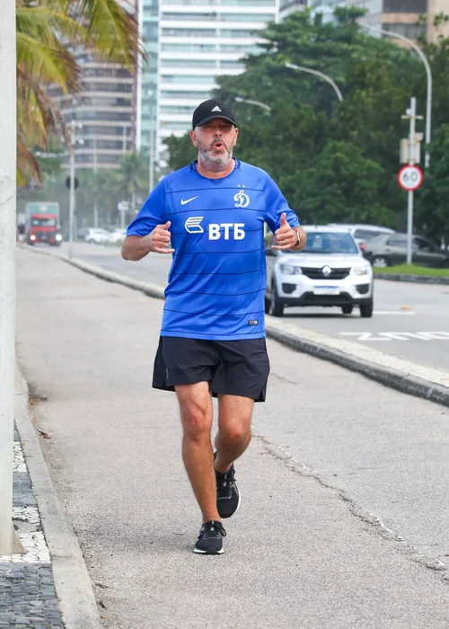 
					Alex Escobar retoma rotina de treinos após mal-estar ao vivo
				
				