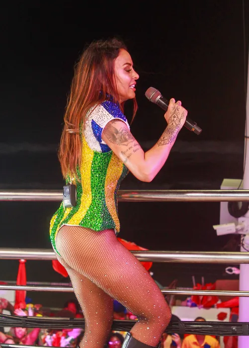 
					Alinne Rosa surpreende ao tirar a roupa no Carnaval de Salvador; VÍDEO
				
				