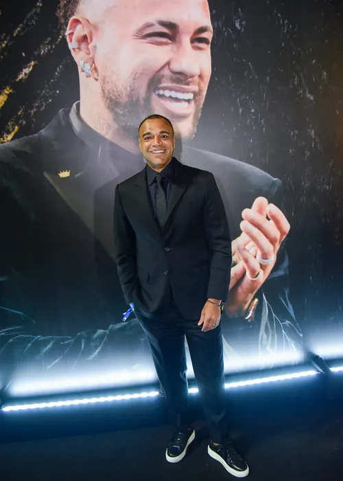 
					Ana Castela, Denilson e mais: famosos se reúnem em leilão de Neymar
				
				