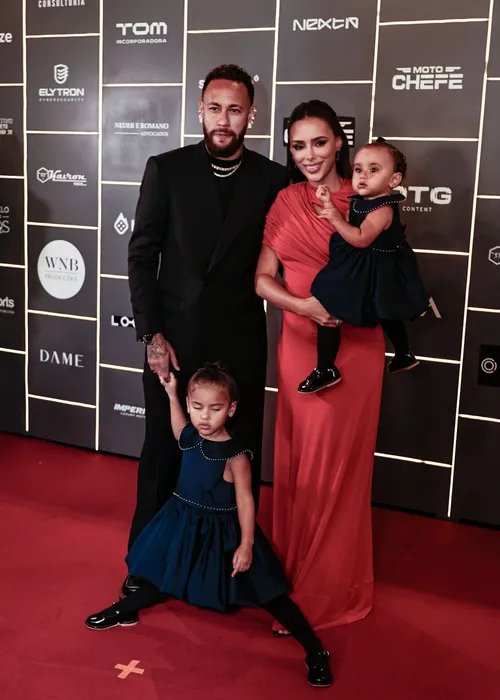 
					Ana Castela, Denilson e mais: famosos se reúnem em leilão de Neymar
				
				