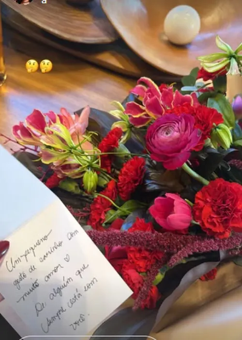 
					Ana Castela recebe buquê de flores de admirador secreto: 'Não gosto'
				
				