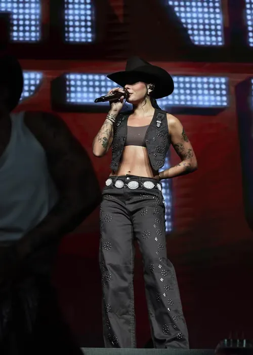 
					Ana Castela surpreende fãs durante tumulto após show no Rio; VÍDEO
				
				