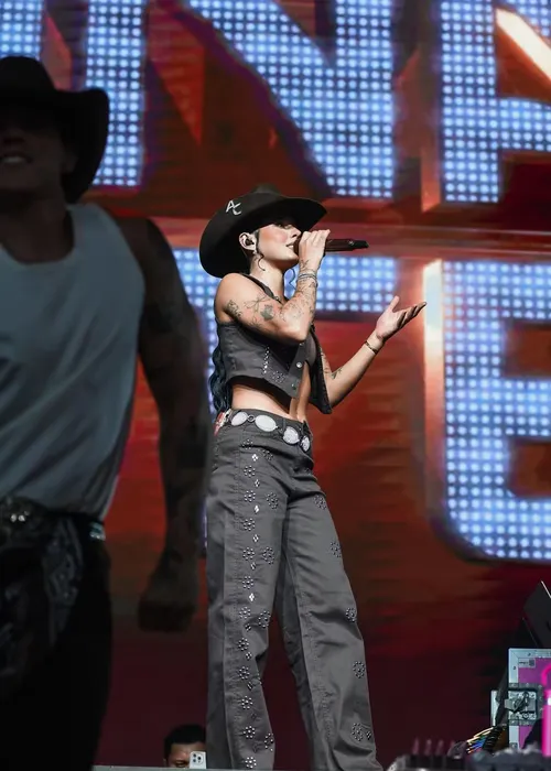 
					Ana Castela surpreende fãs durante tumulto após show no Rio; VÍDEO
				
				