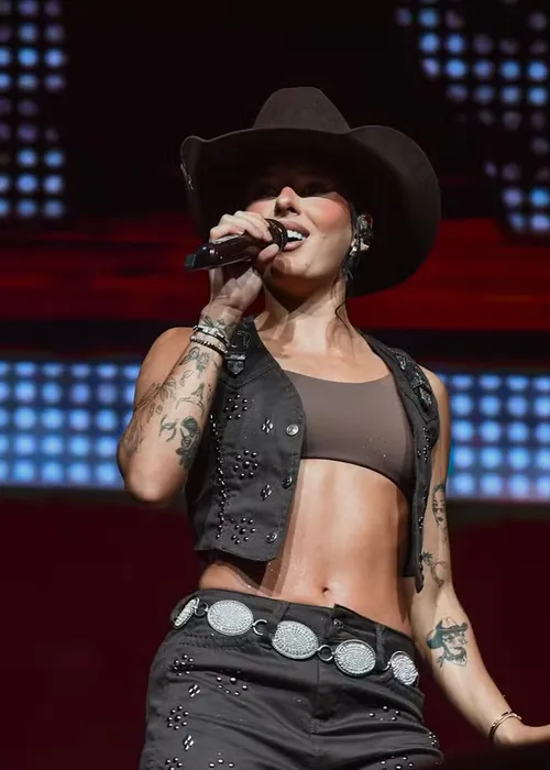 
					Ana Castela surpreende fãs durante tumulto após show no Rio; VÍDEO
				
				