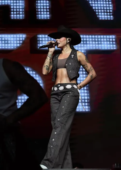 
					Ana Castela surpreende fãs durante tumulto após show no Rio; VÍDEO
				
				