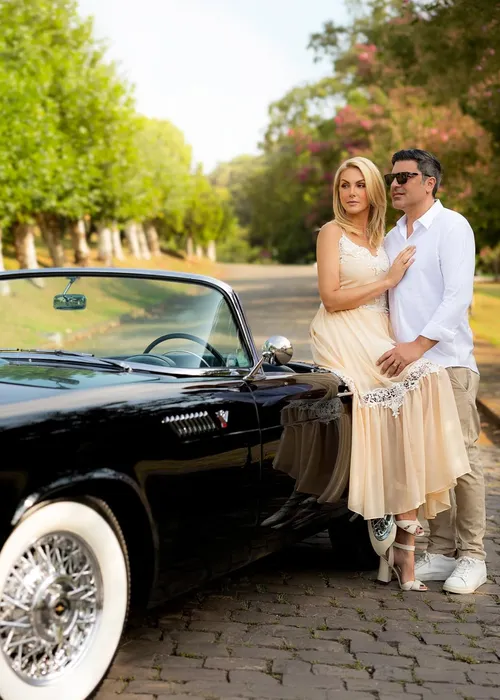 
					Ana Hickmann exibe álbum de fotos com Edu Guedes e revela casamento
				
				